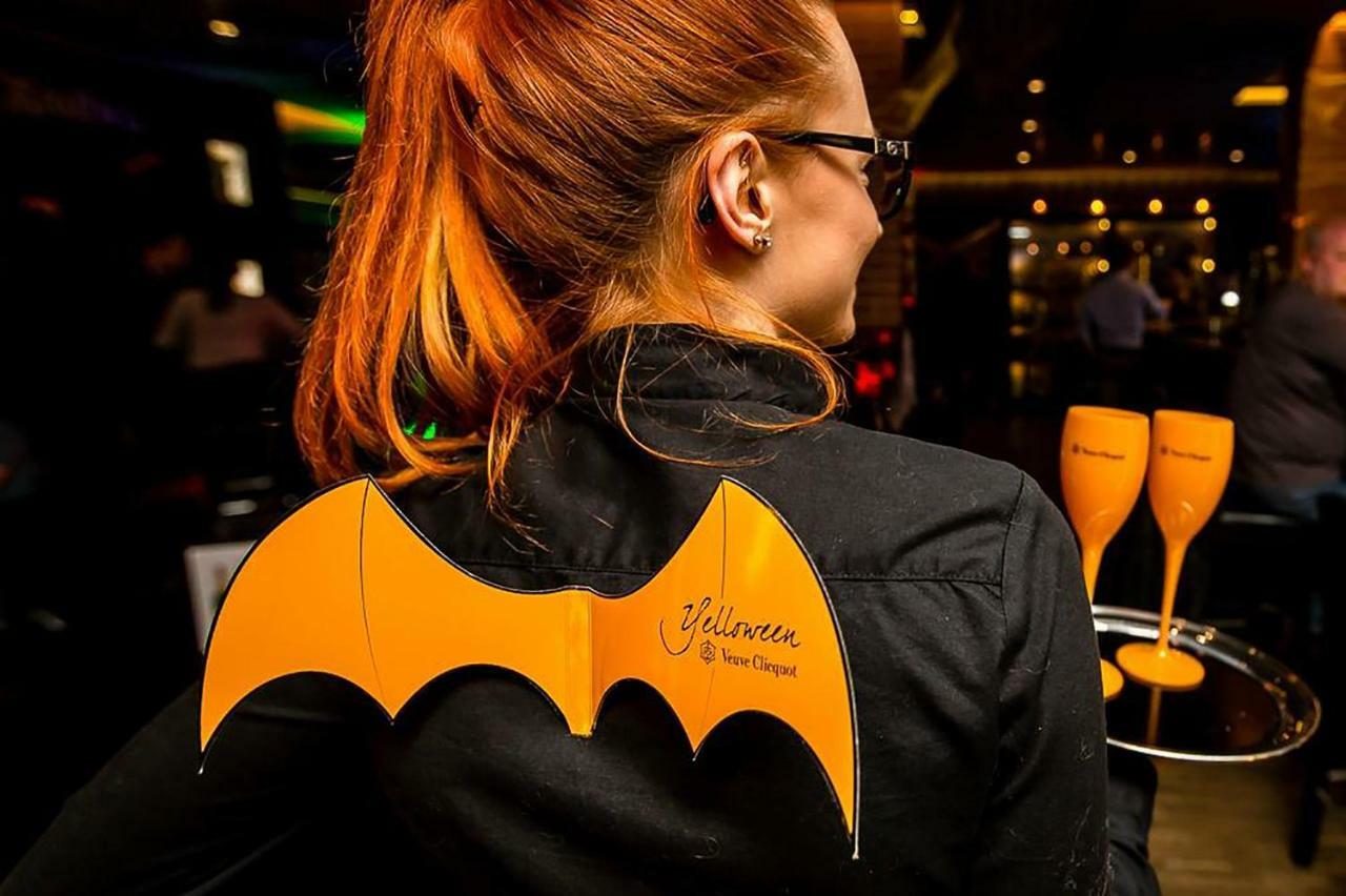 City Park Hotel & Residence Poznan Dış mekan fotoğraf A waitress wearing the iconic bat wings